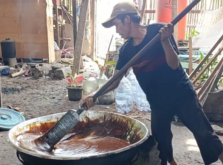 Dodol Betawi Cilenggang, Tetap Pakai Peralatan Tradisional Demi Jaga Cita Rasa