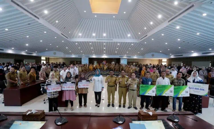 Wali kota Tangerang Berikan Santunan JKM dan JKK Bagi 5952 Pekerja Rentan
