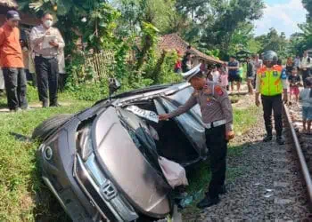 Ditumpangi 5 Orang, Mobil BRV Dihantam Kereta Hingga Ringsek di Lebak