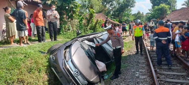 Ditumpangi 5 Orang, Mobil BRV Dihantam Kereta Hingga Ringsek di Lebak