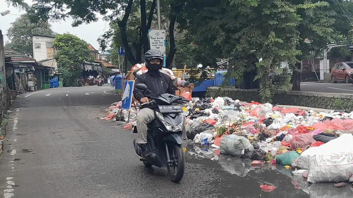 Seminggu Tak Diangkut, Sampah di Jalan Irigasi Sipon Cipondoh "Makan" Badan Jalan