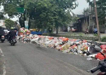 Seminggu Tak Diangkut, Sampah di Jalan Irigasi Sipon Cipondoh "Makan" Badan Jalan