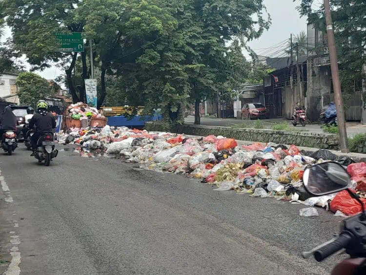 Seminggu Tak Diangkut, Sampah di Jalan Irigasi Sipon Cipondoh "Makan" Badan Jalan
