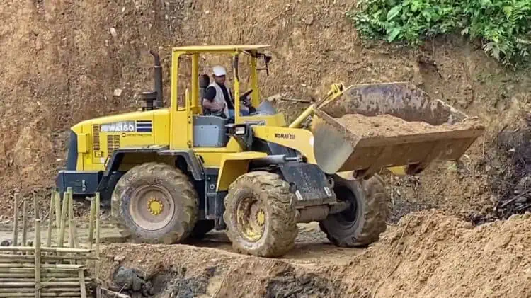 Usai Dibersihkan Secara Bergotong Royong, Jalan Cipanas-Ciparay Bisa Dilalui