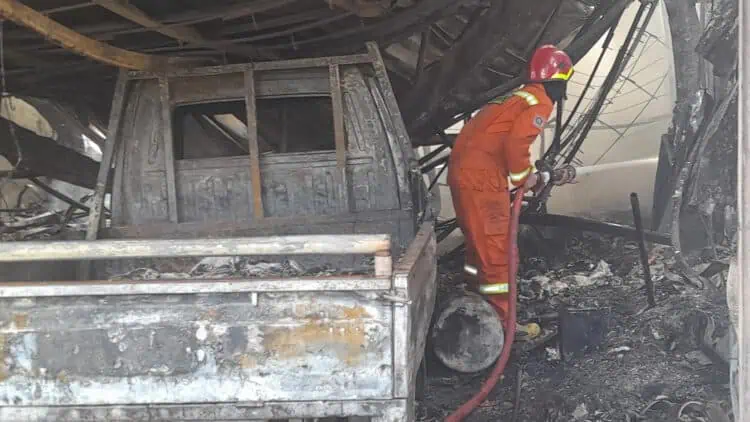 Dua Gudang Sparepart Mobil Bekas Terbakar di Larangan, 1 Mobil Turut Hangus