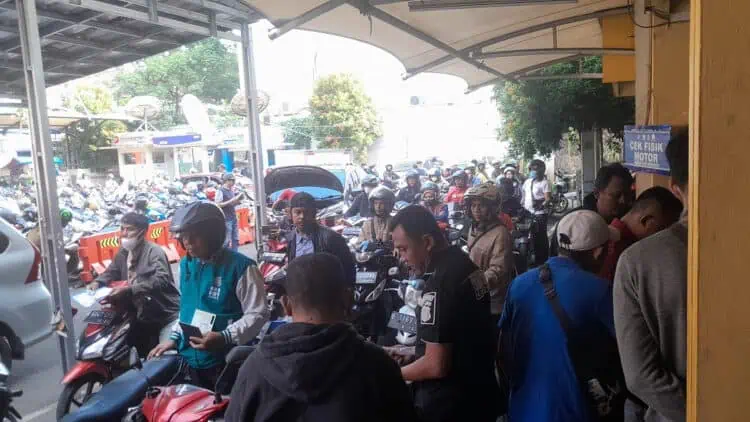 Hari Pertama Pemutihan Tunggakan dan Denda PKB, Ribuan Warga Padati Samsat Cikokol Tangerang