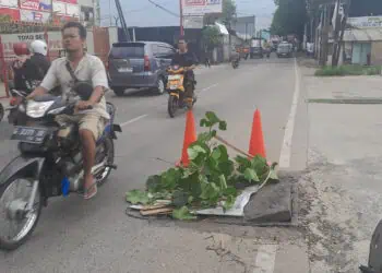 Wanita Paruh Baya Kecelakaan Gegara Manhole Kabel Utilitas di Karang Tengah