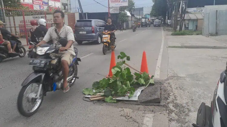 Wanita Paruh Baya Kecelakaan Gegara Manhole Kabel Utilitas di Karang Tengah