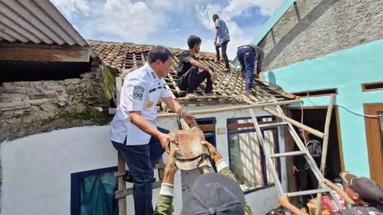 Bupati Tangerang Gotong Royong Bersama Warga, Renovasi Rumah Tidak Layak Huni
