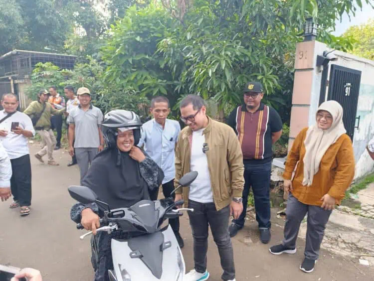 Alhamdulillah, Penyapu Jalan Dihadiahi Motor Oleh Wakil Wali Kota Tangsel