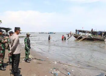 Babinsa Teluknaga Lakukan Monitoring Pengamanan di Lokasi Wisata Tanjung Pasir