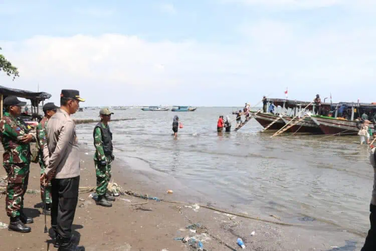 Babinsa Teluknaga Lakukan Monitoring Pengamanan di Lokasi Wisata Tanjung Pasir