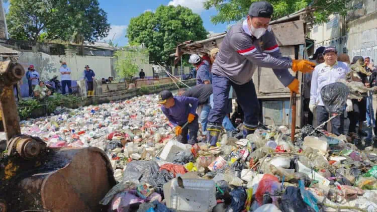 Bupati Tangerang Terjun Langsung Bersihkan Sampah di Teluknaga