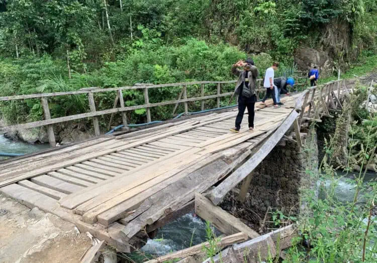 Hanya Ditopang Kayu, Jembatan Penghubung Desa Di Lebak Memperihatinkan