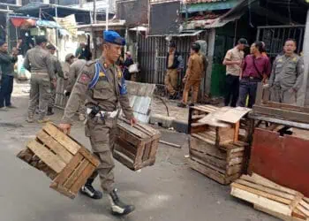 Ratusan Lapak PKL di Kawasan Pasar Ciputat Ditertibkan