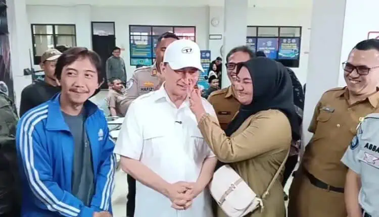 Momen Bahagianya Silvi Yang "Demen" Hidung Wagub Banten Dimyati Natakusumah