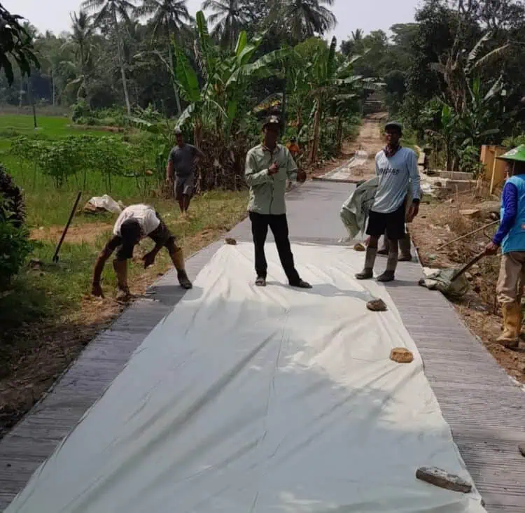 Dana Desa Tahap Satu Mulai Digunakan, Jalan Desa Karangsari Dibangun