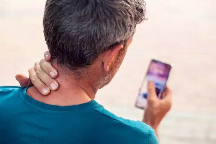 Sindrom Gadget Neck, Bahaya Nyeri Tengkuk di Balik Aktivitas Digital