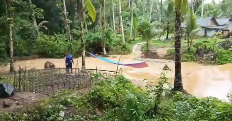 Warga Cibitung Pandeglang Swadaya Bangun Jembatan Diatas Aliran Sungai