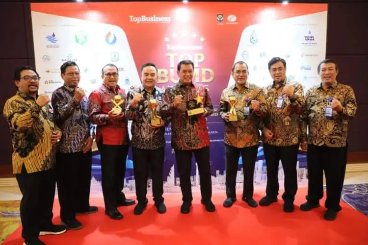 Bupati Tangerang Terima Penghargaan Top Pembina BUMD