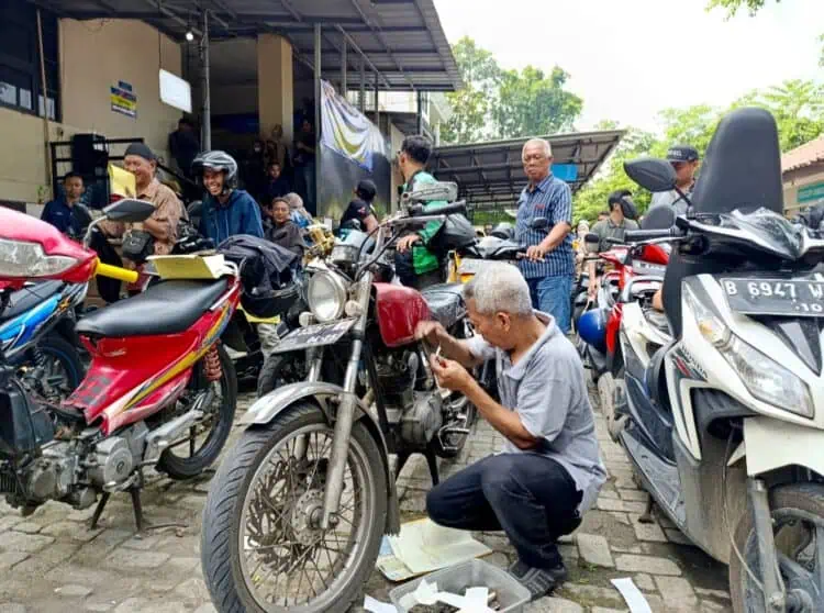 Ribuan Orang Antre Berjam-jam di Samsat Ciputat Demi Pemutihan Tunggakan Pajak