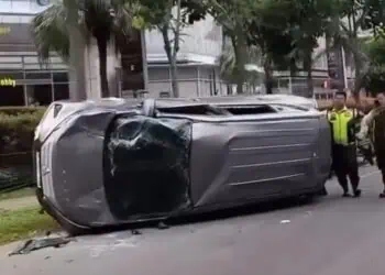 Mobil terguling di Alam Sutera. (ISTIMEWA)