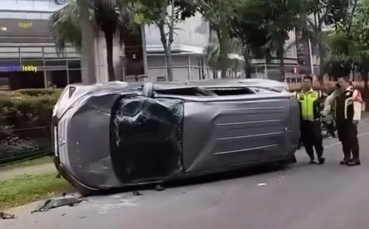 Mobil terguling di Alam Sutera. (ISTIMEWA)