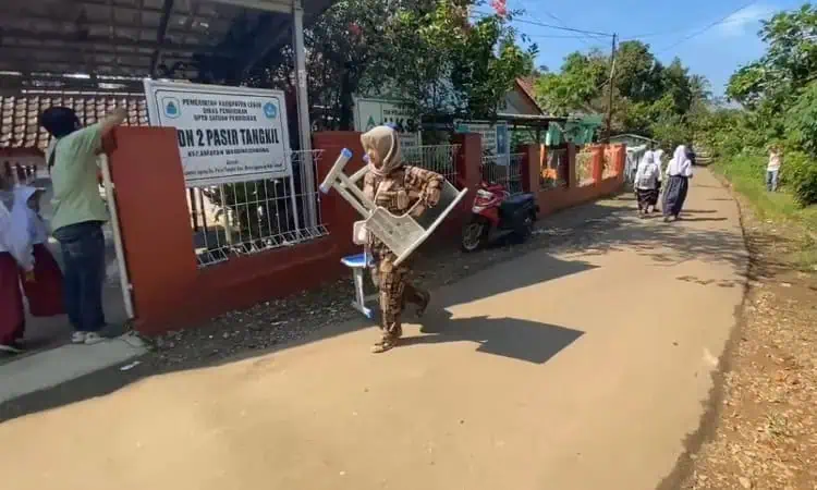 Seorang Ibu di Lebak Panggul Meja-Kursi Usai Anak Diminta Ganti Rugi oleh Sekolah