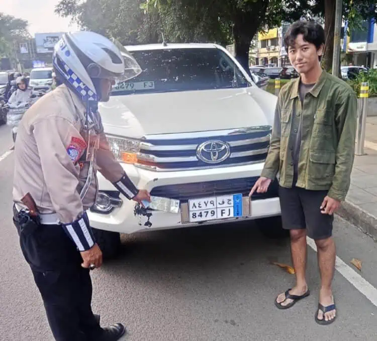 Polisi Tindak Pengendara Minibus Berplat Asing yang Melintas di Tangsel