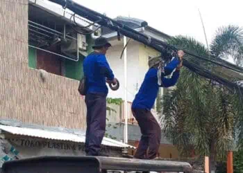 Kabel Menjuntai di Ciledug Ditertibkan