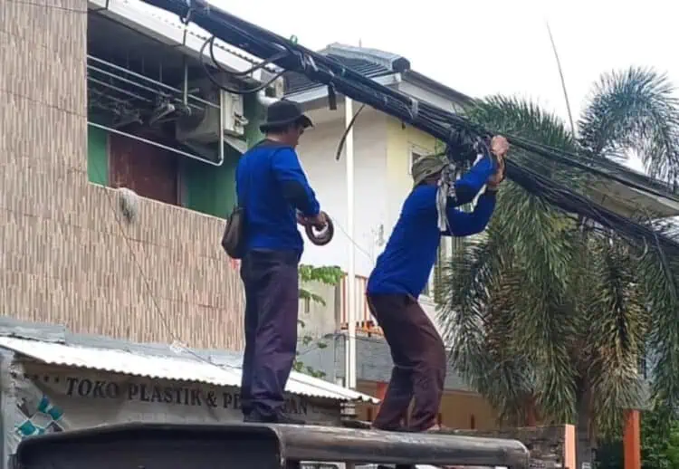 Kabel Menjuntai di Ciledug Ditertibkan