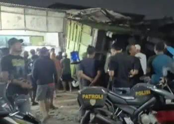 Truk Terguling Timpa 4 Motor di Kosambi, Satu Orang Tewas
