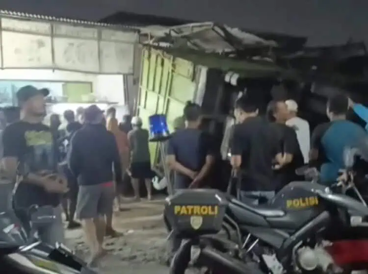 Truk Terguling Timpa 4 Motor di Kosambi, Satu Orang Tewas