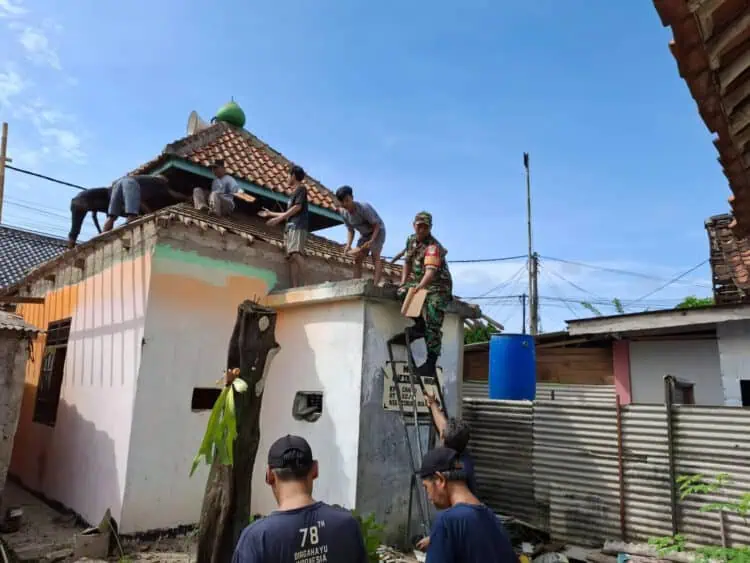 TNI dan Warga Kompak Renovasi Mushola Miftahul Huda di Curug