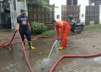 BPBD Kota Tangerang Bersihkan Sisa Banjir di Kecamatan Larangan