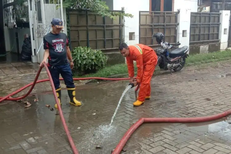 BPBD Kota Tangerang Bersihkan Sisa Banjir di Kecamatan Larangan