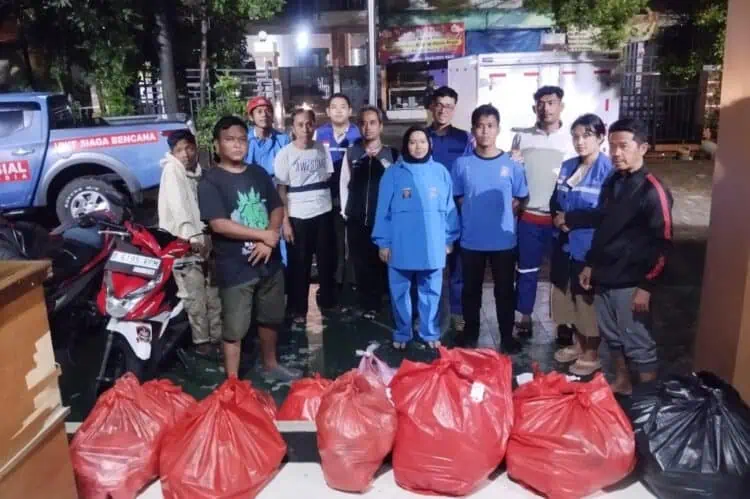 Pemkot Tangerang Distribusikan Nasi Bungkus Untuk Warga Terdampak Banjir