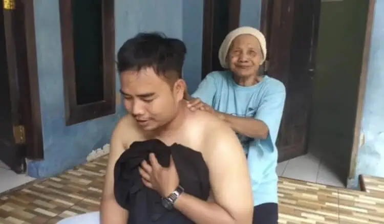 Nenek Marni Berangkat Haji dari Hasil Tabungan Sebagai Tukang Pijat