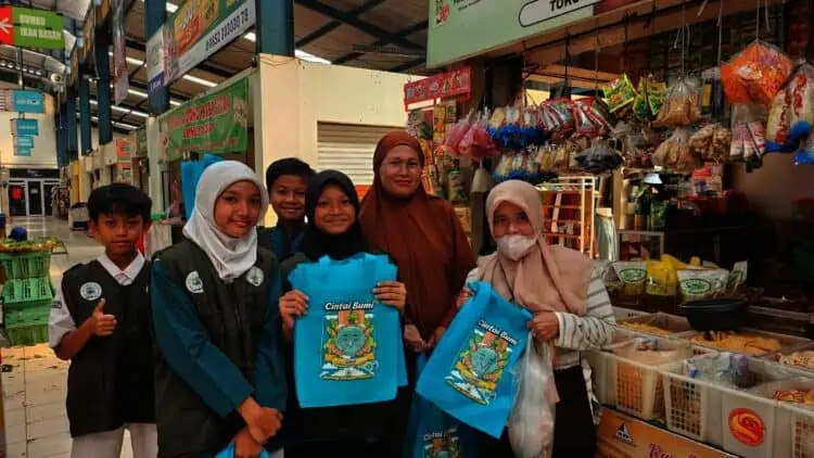 Peringati Hardiknas, Siswa SDN Pondok Jagung 02 Bagikan Kantong Belanja Gratis