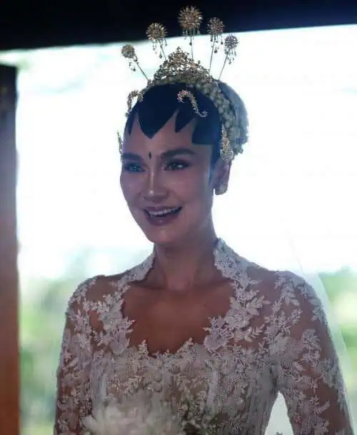 Tampil Cantik di Hari Pernikahannya, Luna Maya Kenakan Gaun Rancangan Eddy Betty
