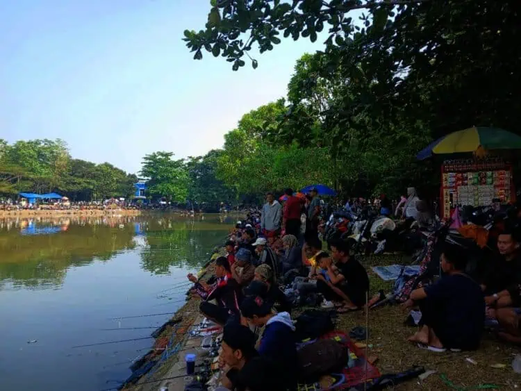 Ramaikan May Day, Ribuan Warga Kabupaten Tangerang Ikut Mancing Bersama