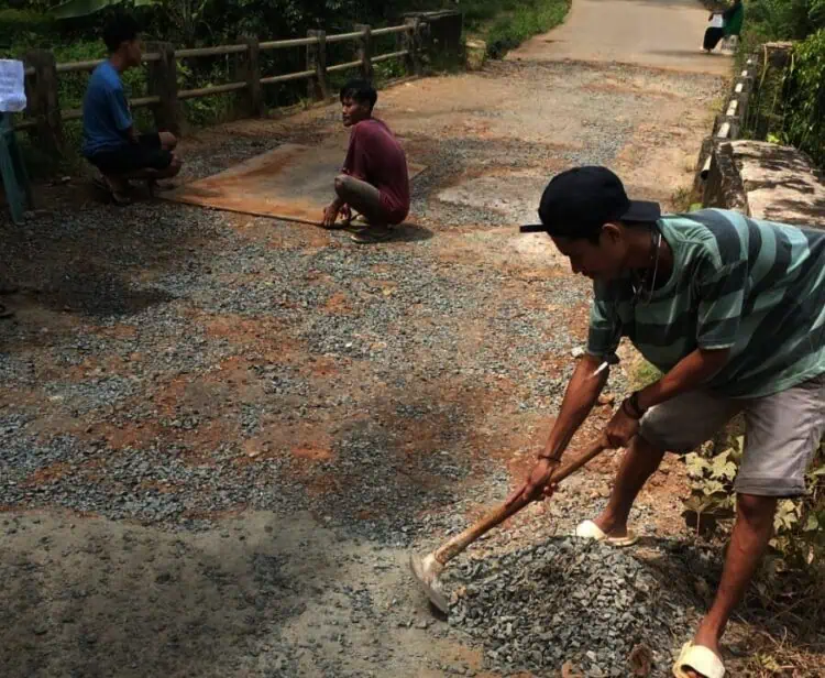 Warga Cibitung Pandeglang Swadaya Perbaiki Jembatan