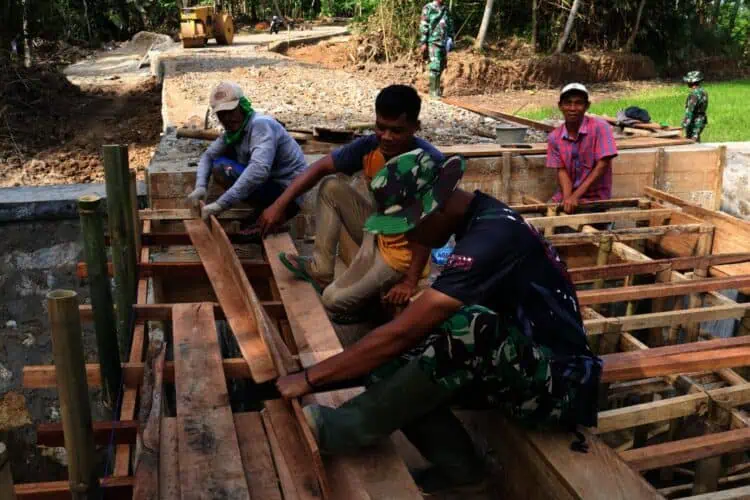Kerja Nyata, TNI Bangun Infrastruktur Jalan dan Jembatan di Kabupaten Serang