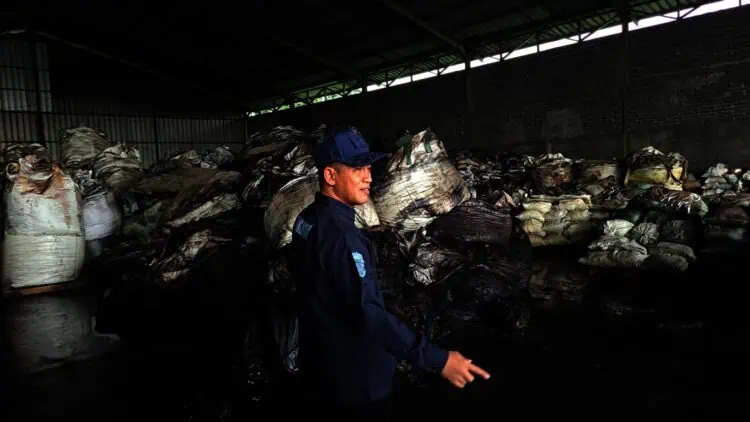 Diduga Tak Berizin, Menteri LHK Juga Segel Gudang Limbah Noor Annisa Kemikal