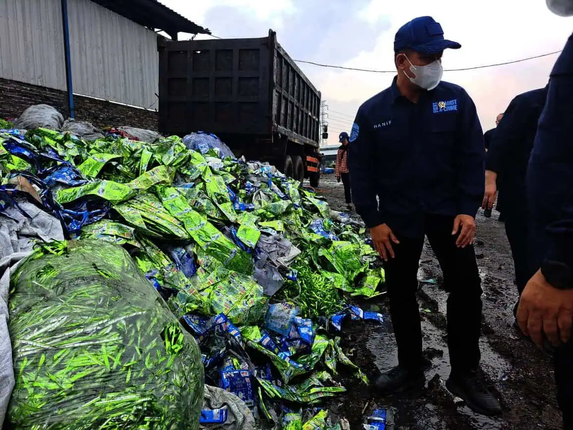 Diduga Tak Berizin, Menteri LHK Juga Segel Gudang Limbah Noor Annisa Kemikal Diduga Tak Berizin, Menteri LHK Juga Segel Gudang Limbah Noor Annisa Kemikal