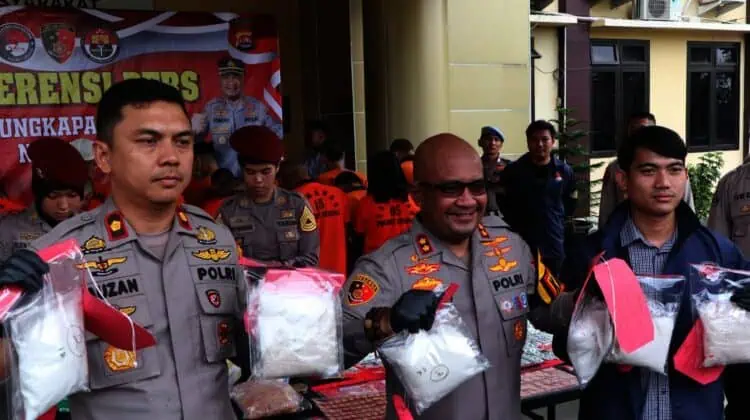 Nekat, Dua Emak-emak Sembunyikan Sabu Senilai Rp3,6 Miliar Dalam BH dan CD