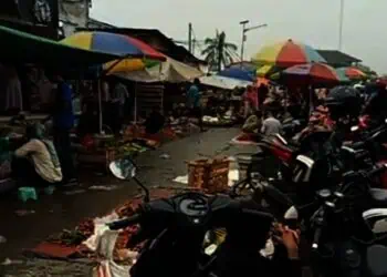 Hambat Lalulintas, Pedagang Liar di Pasar Mambo Kabupaten Serang Dikeluhkan