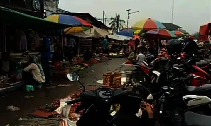 Hambat Lalulintas, Pedagang Liar di Pasar Mambo Kabupaten Serang Dikeluhkan