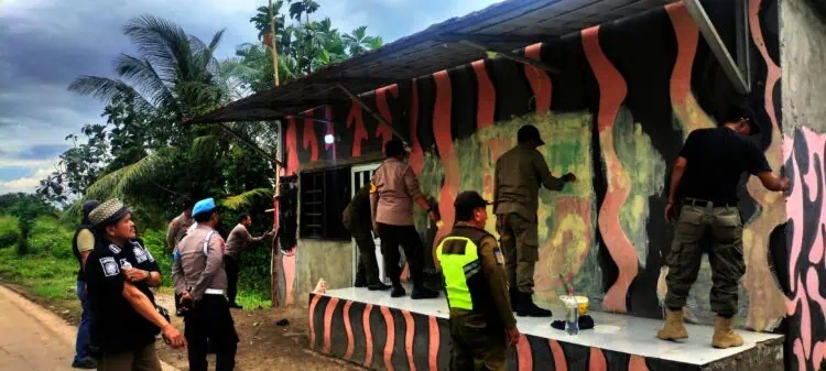 Aparat Gabungan Tertibkan Pos Ormas di Sejumlah Titik di Kabupaten Tangerang