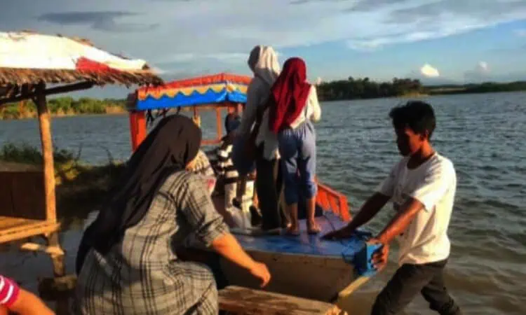 Libur Waisak Tukang Perahu di Lebak Kebanjiran Sewa